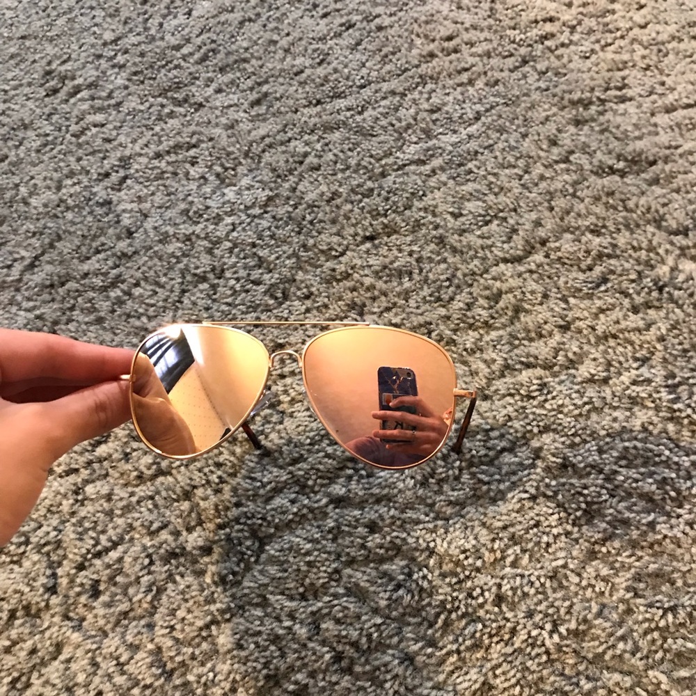 Rose Gold Aviator Sunglasses☀️ - Picture 5 of 6